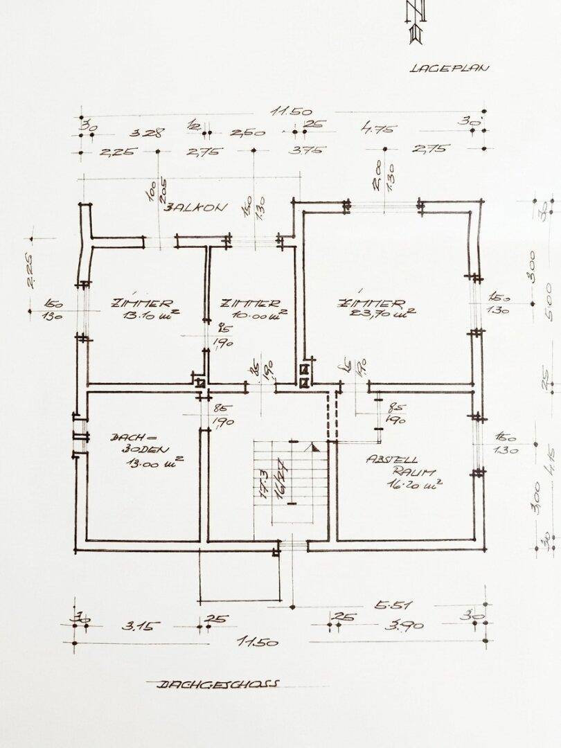 Grundriss des Dachgeschosses mit Zimmern, Balkon und Abstellraum.