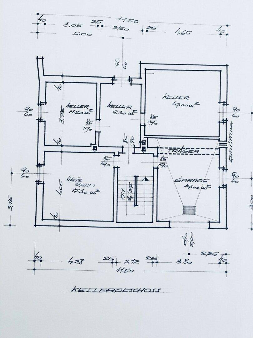 Grundriss des Kellergeschosses mit Kellerräumen, Heizraum und Garage.