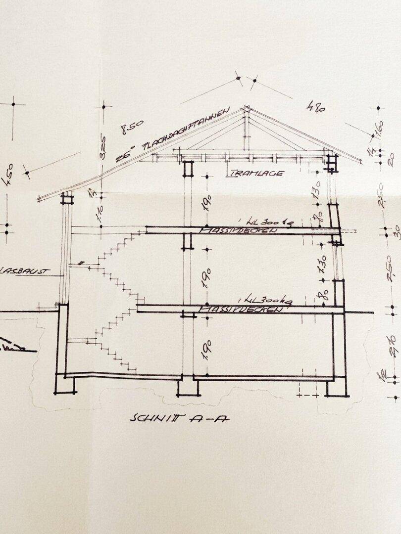 Architektonischer Schnitt des Gebäudes zeigt die Geschosse und Dachkonstruktion.