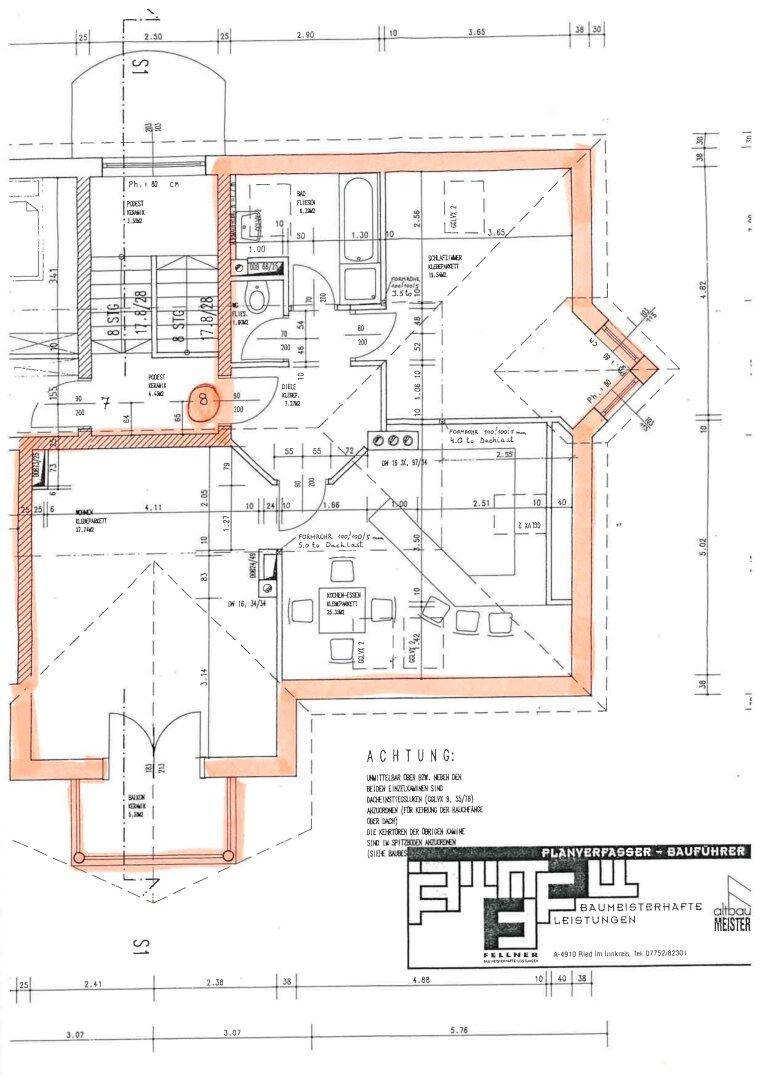 Detaillierter Grundriss einer Wohnung mit Bad, Küche und offenem Wohnbereich im Dachgeschoss.