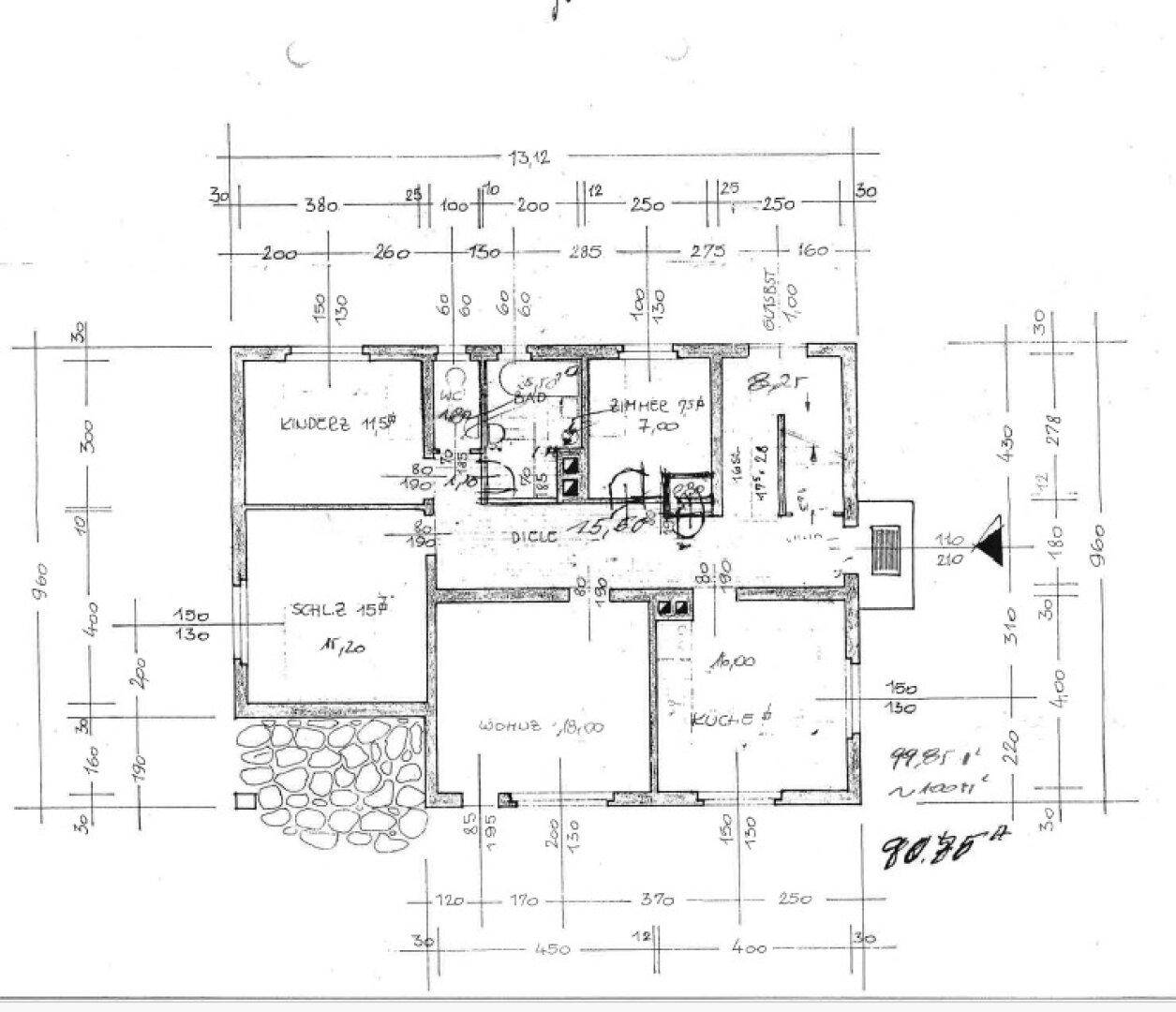 Handgezeichneter Grundriss des Erdgeschosses mit Wohnzimmer, Küche, Schlafzimmern und Bad.
