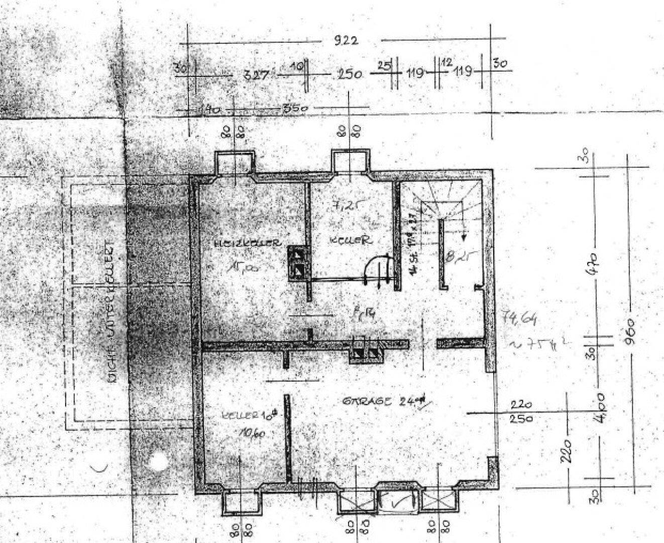 Grundriss des Untergeschosses mit Heizkeller, weiteren Kellerräumen und einer Garage.
