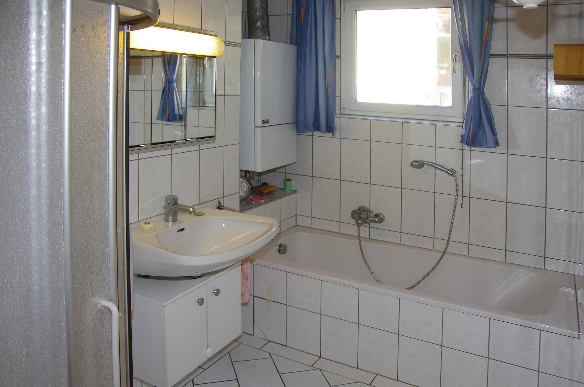 Bad mit Wanne und Dusche