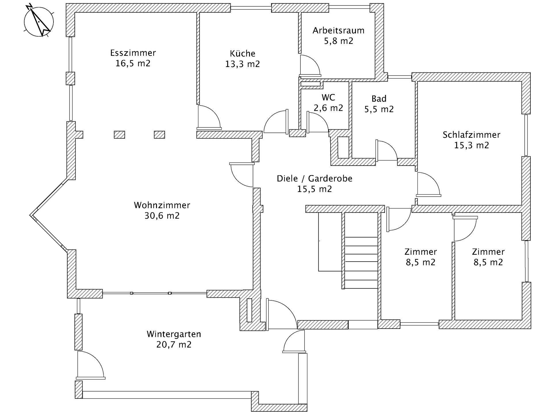 Grundriss des Erdgeschosses mit Wohnzimmer, Esszimmer, Küche, Wintergarten und mehreren Schlafzimmern.