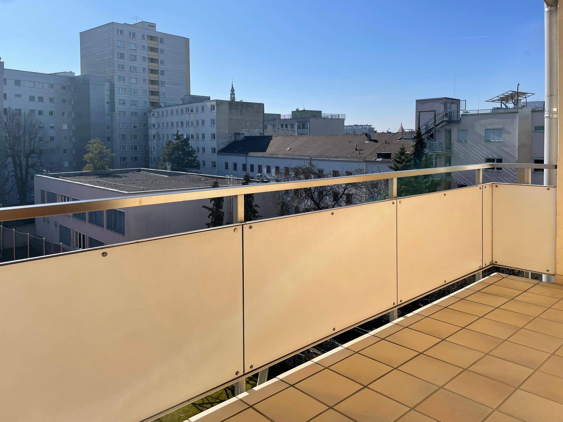 Balkon / Loggia mit riesigem Innenhof