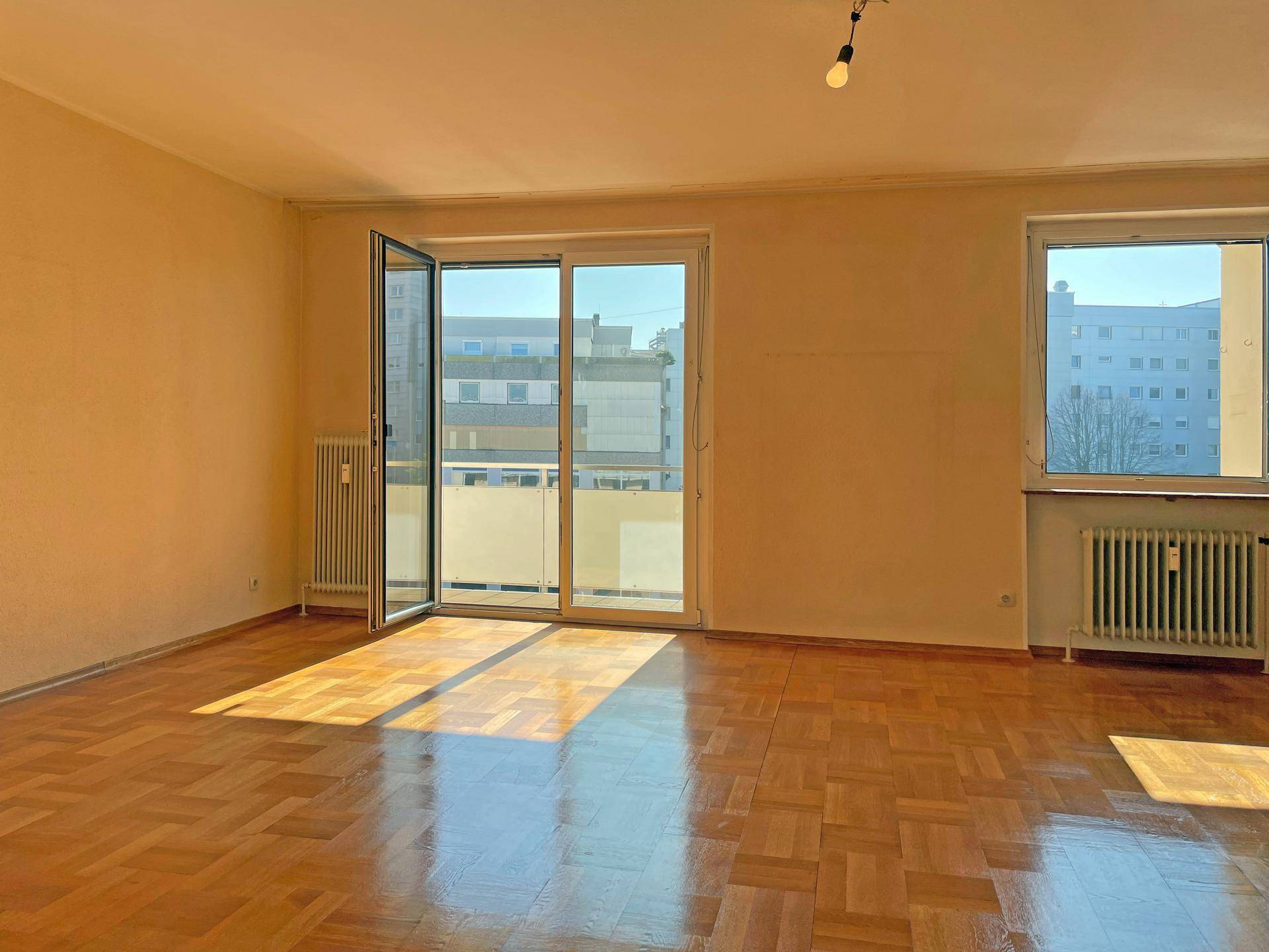 Helles Wohnzimmer mit Balkon