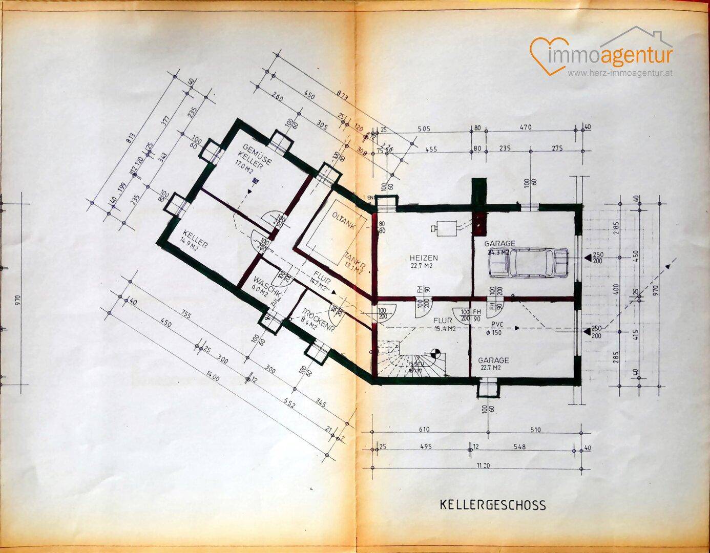 Grundriss des Kellergeschosses mit Garage, Heizraum und verschiedenen Kellerräumen.