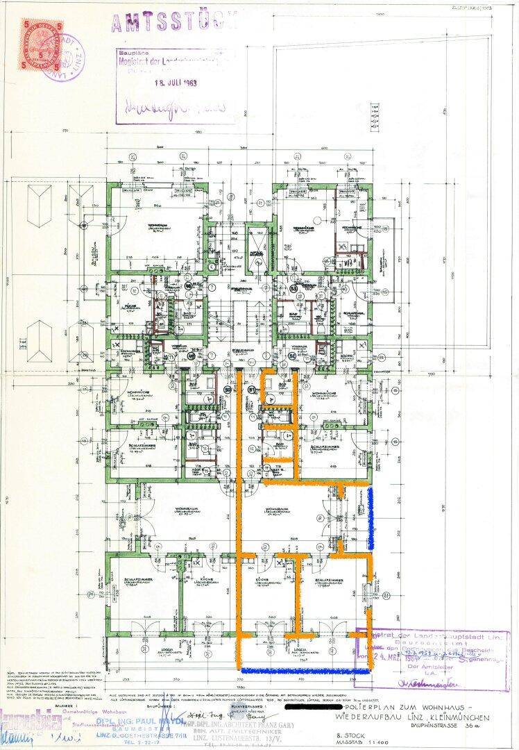 Detaillierter Grundrissplan eines Wohnhauses mit mehreren Wohneinheiten und Zimmern.
