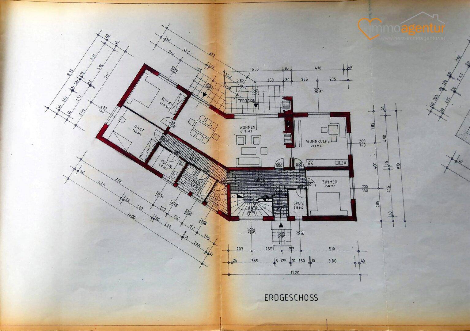 Grundriss des Erdgeschosses mit Wohnbereich, Küche, Schlafzimmer und Terrasse.