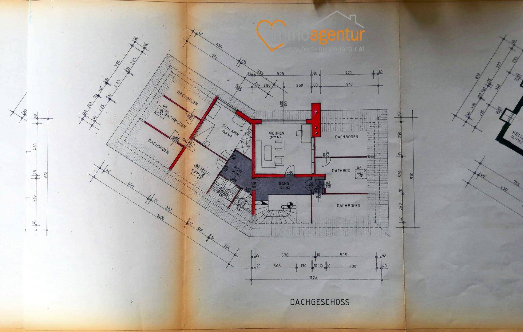 Grundriss des Dachgeschosses mit Schlafzimmern, Bad und Dachschrägen.