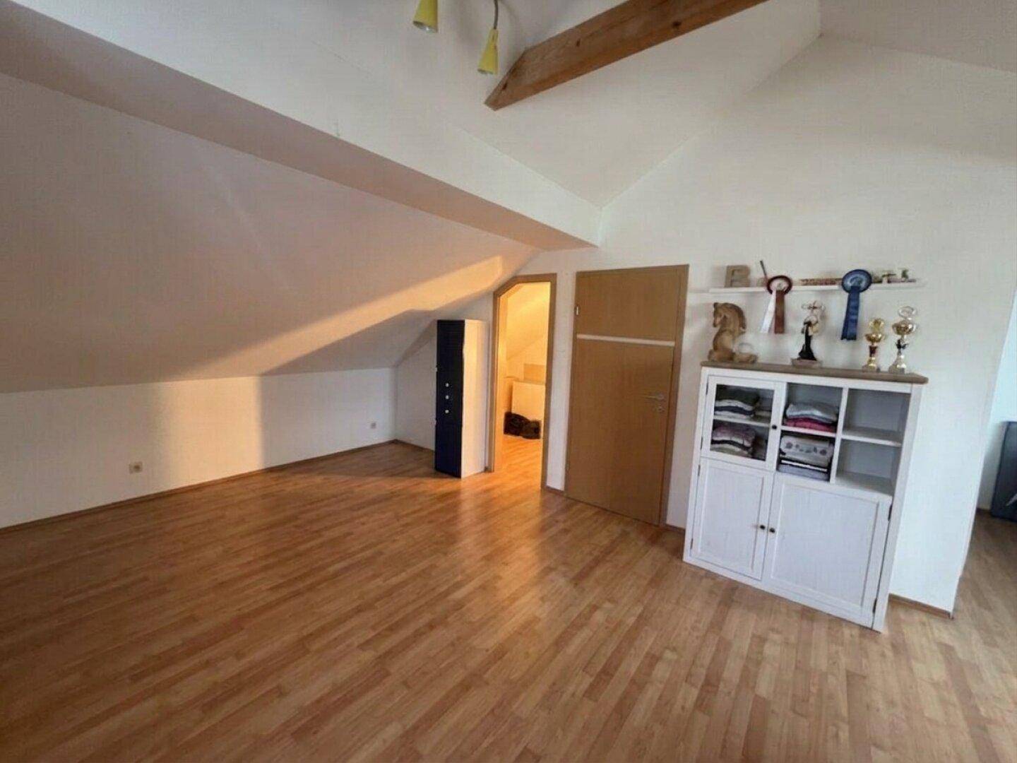 Großzügiges, vollunterkellertes Reihenmittelhaus mit Garten, Garage &amp; ca. 245 m² Gesamtnutzfläche in Ansfelden – další