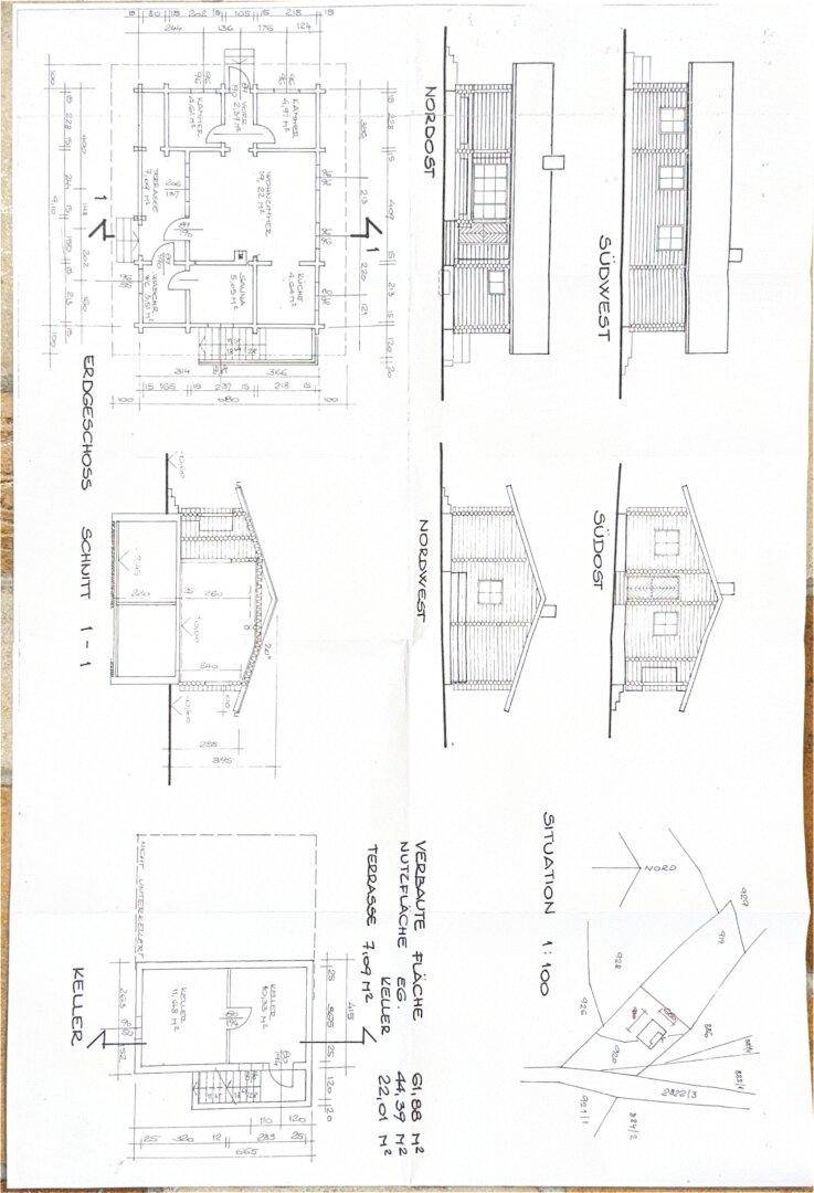 Übersicht der Baupläne mit Erdgeschoss, Keller, Ansichten und Lageplan.