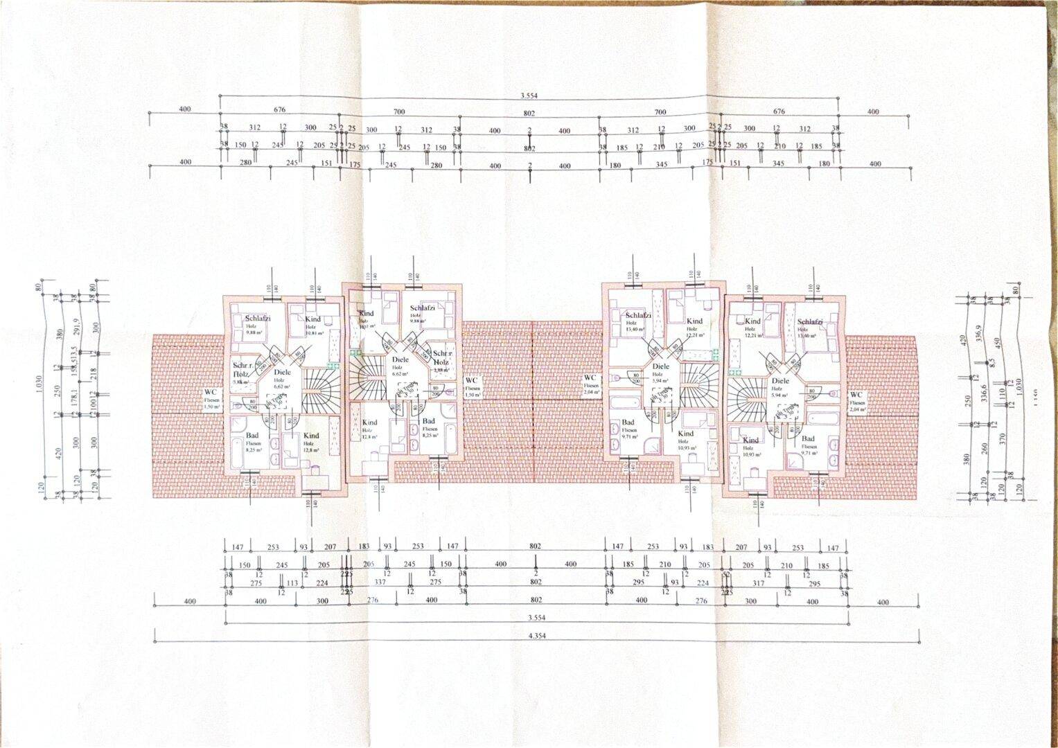 Grundrissplan der Obergeschosse von mehreren Wohneinheiten mit Schlafzimmern und Bädern.