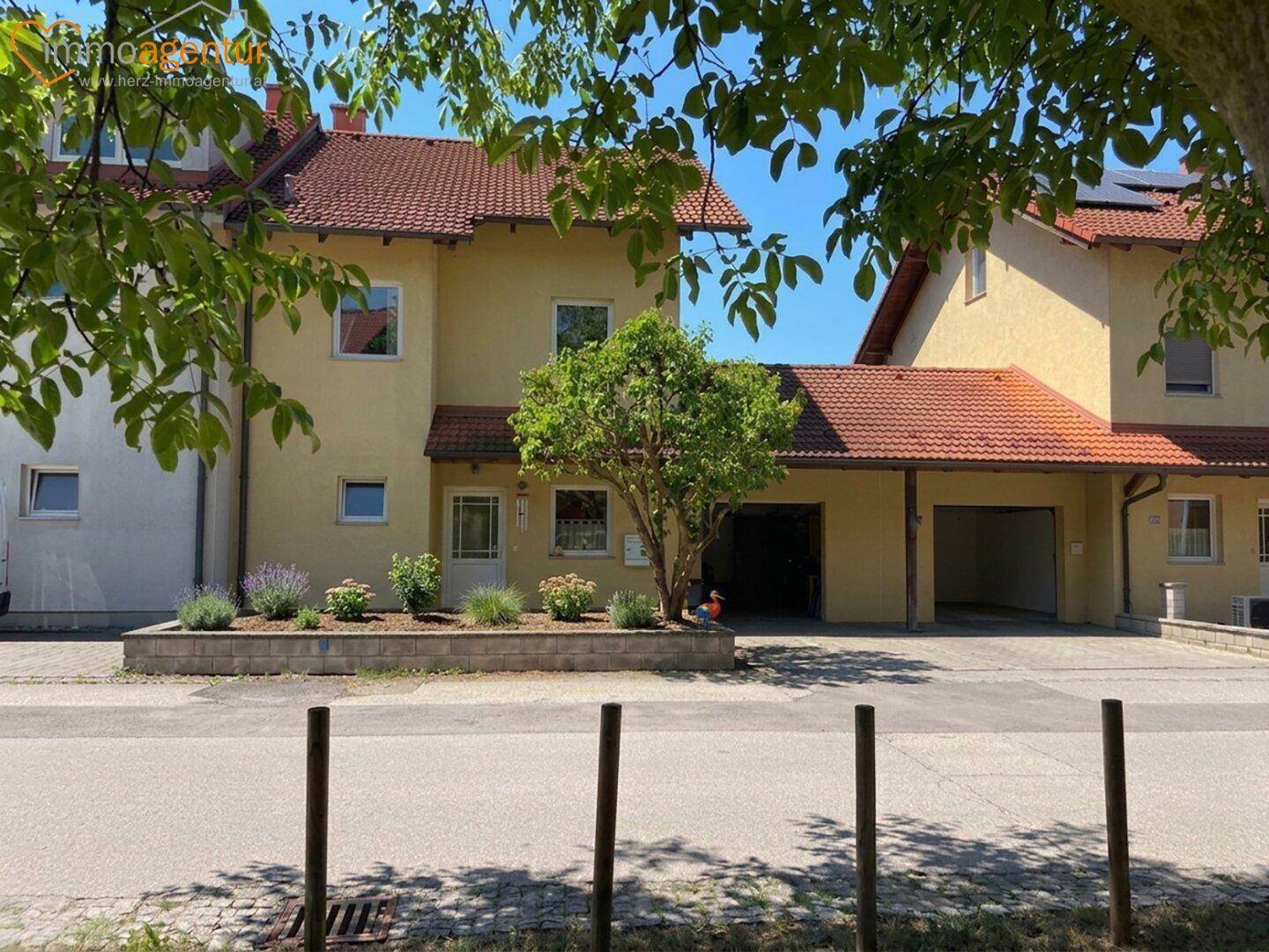 Großzügiges, vollunterkellertes Reihenmittelhaus mit Garten, Garage &amp; ca. 245 m² Gesamtnutzfläche in Ansfelden – pohled 2