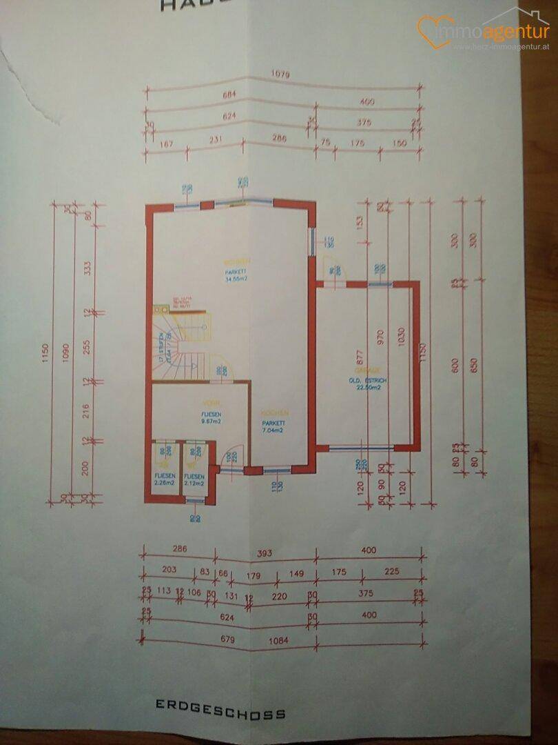 Grundriss des Erdgeschosses von Haus 2 mit Raumaufteilung und Maßen.