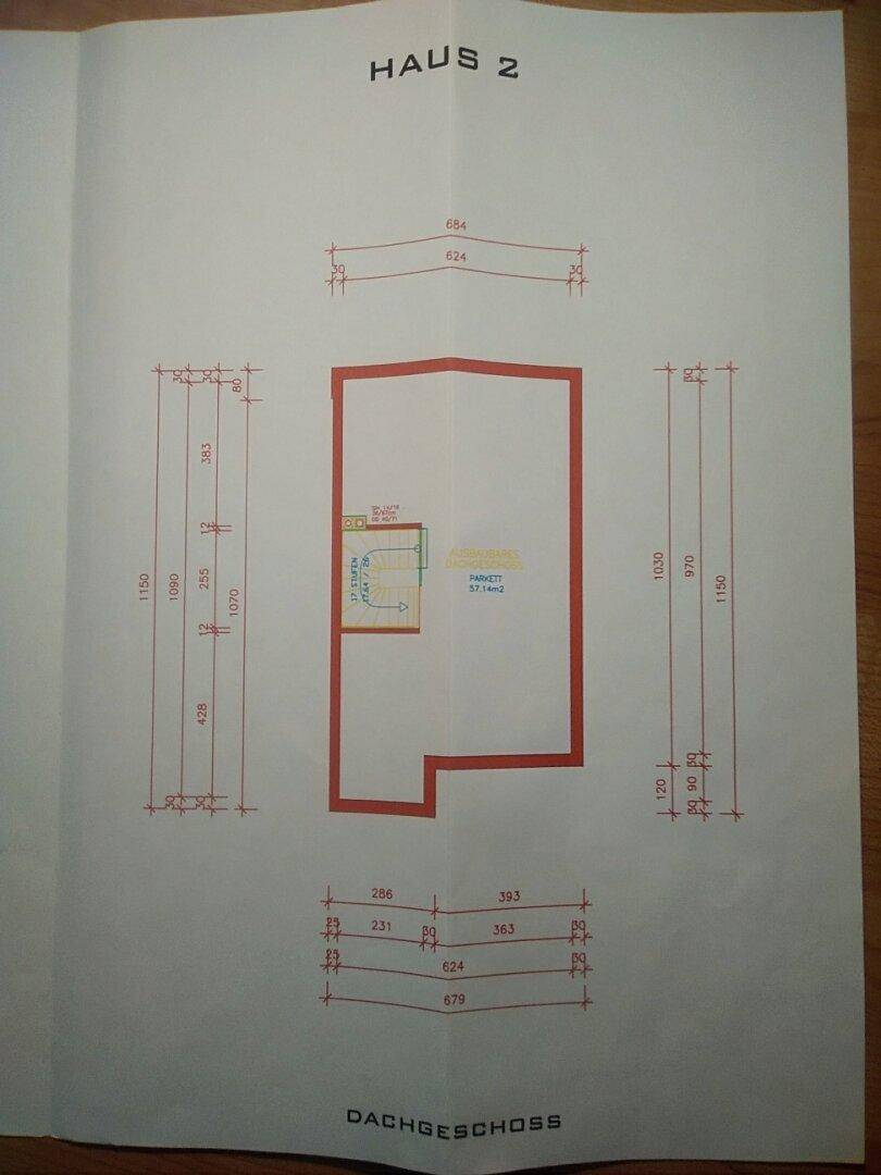 Grundriss des Dachgeschosses von Haus 2 mit einem großen Raum.
