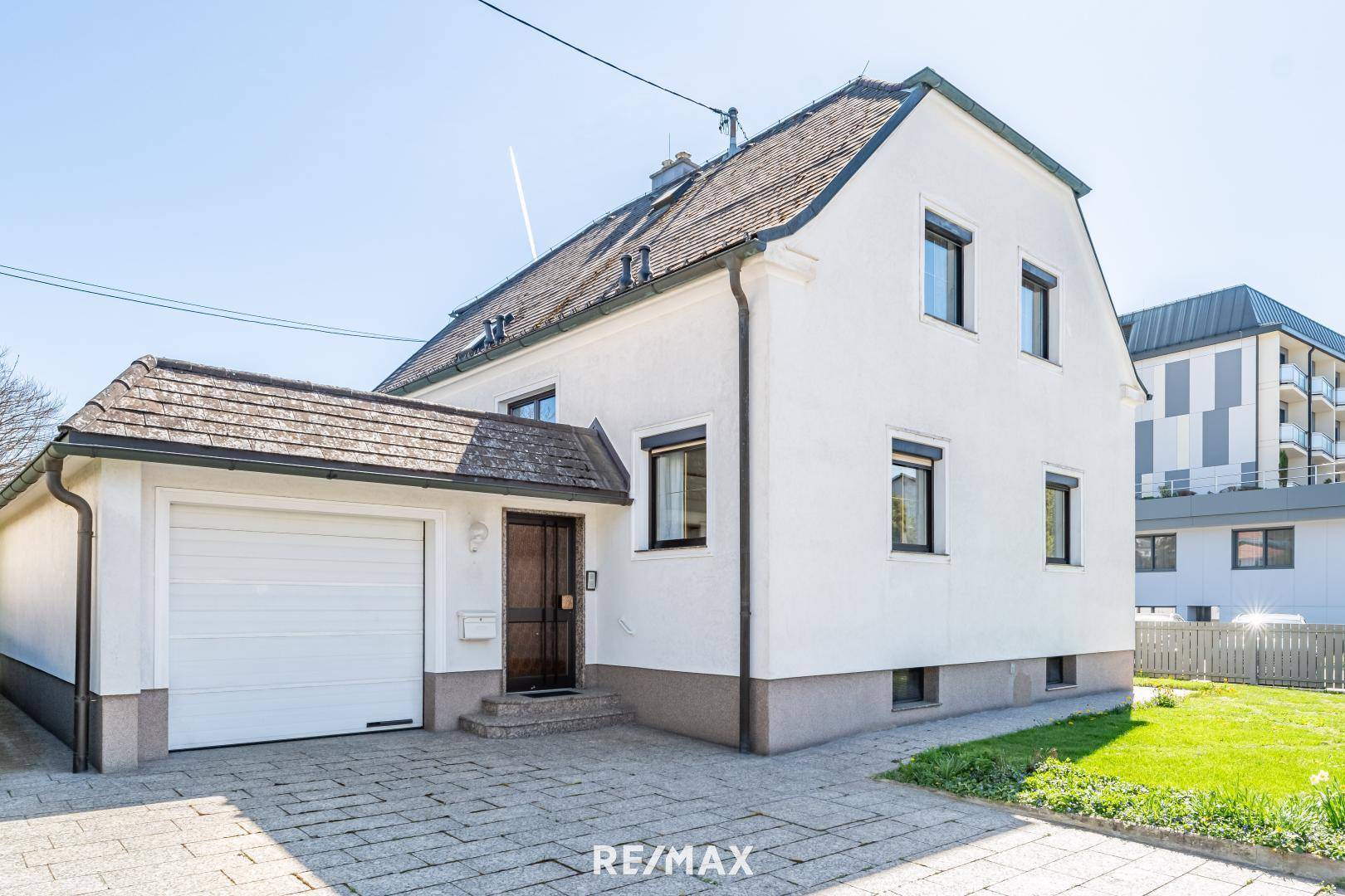 Vorderansicht mit Garage