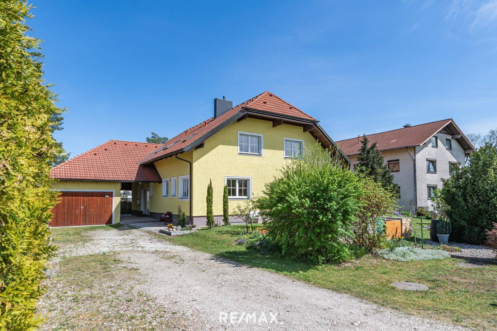 Hausansicht mit Garage