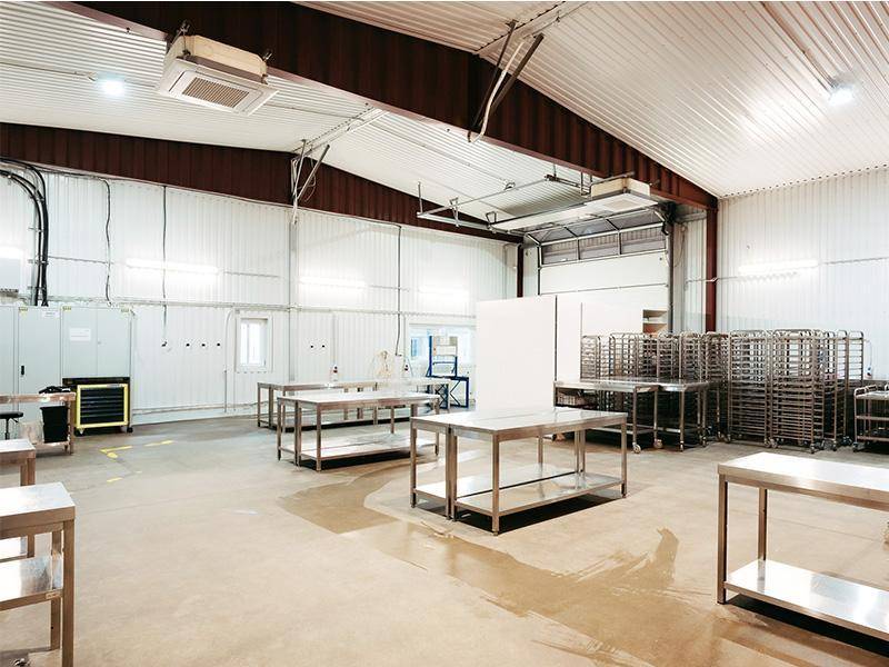mit rund 400 m² Produktionshalle