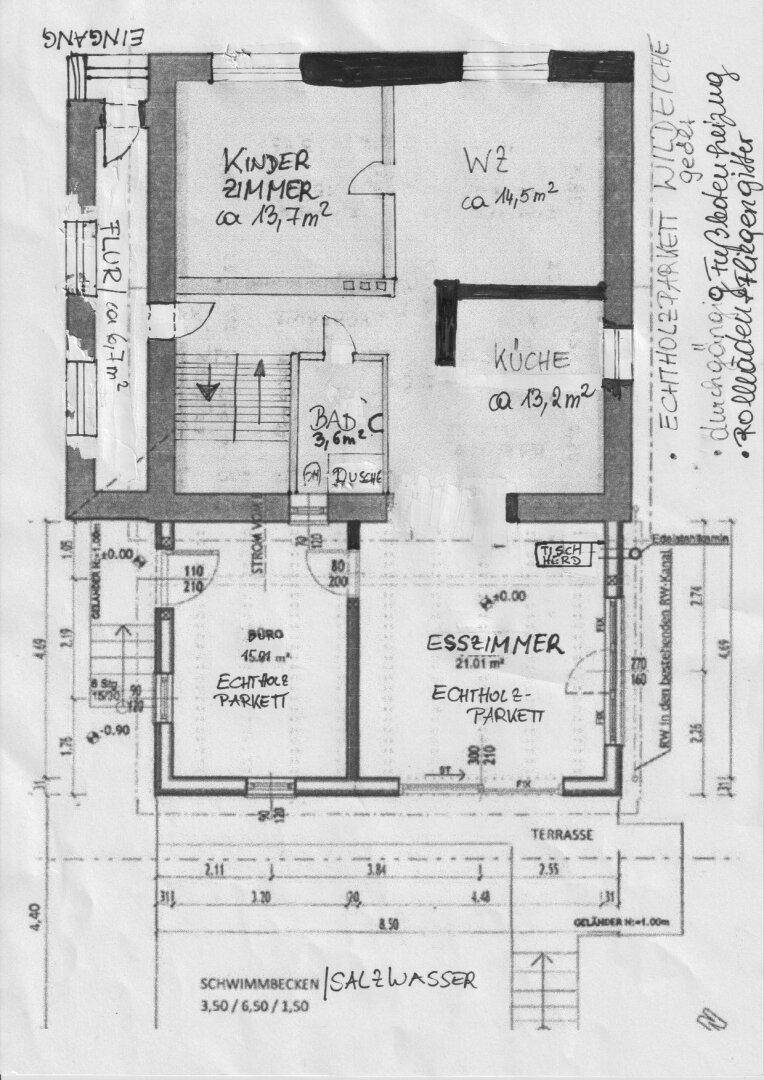 Grundriss des Erdgeschosses mit Büro, Esszimmer, Küche, Kinderzimmer, Bad und Terrasse mit Pool.