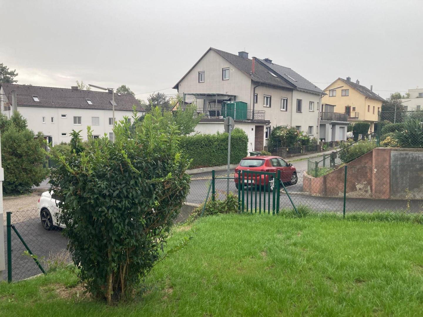 Ausblick Wohnzimmer in Eigengarten