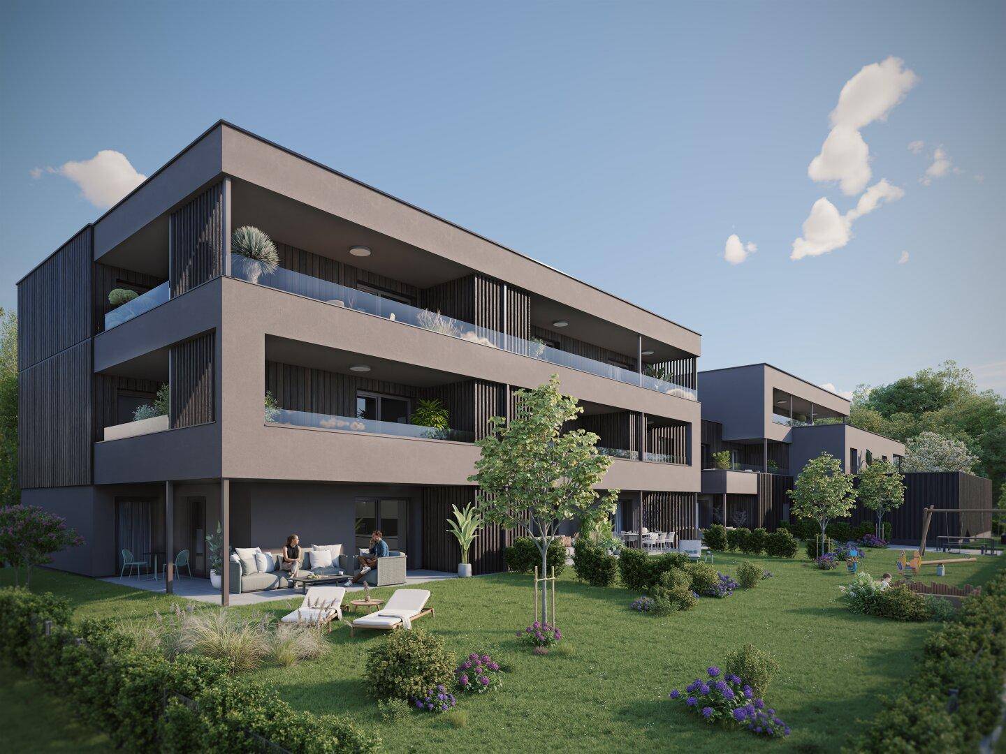 Moderne Wohnanlage mit Balkonen, Terrassen und einem gemeinschaftlichen Garten mit Spielplatz.