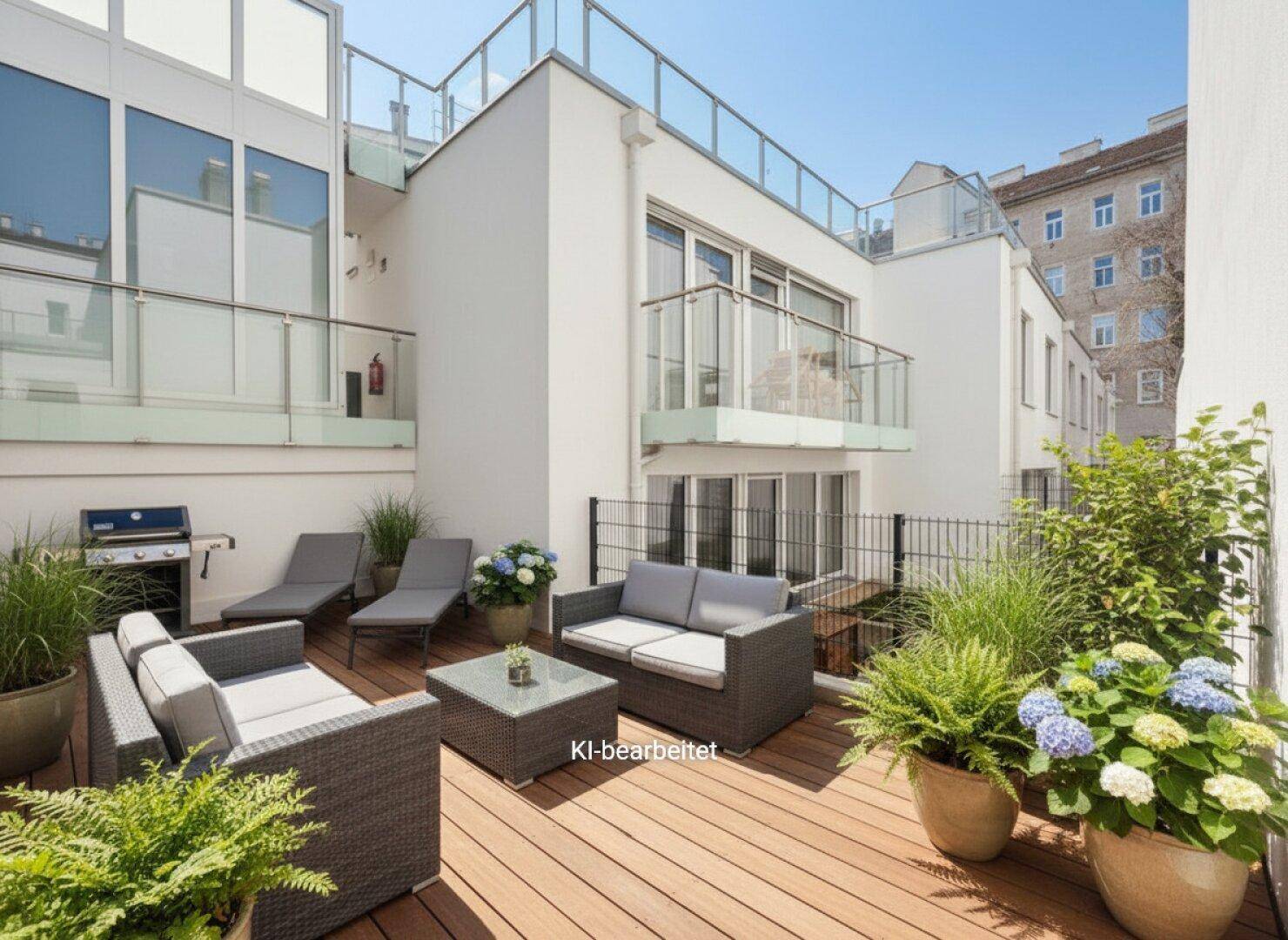Attraktive Terrasse mit Holzdeck, bequemen Lounge-Möbeln, Grill und üppigen Topfpflanzen für entspannte Stunden.