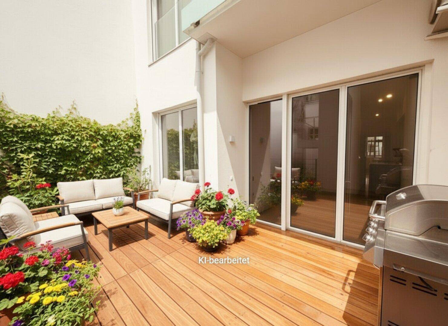 Geräumige Terrasse mit Holzdeck, bequemen Gartenmöbeln, Grill und üppiger Bepflanzung für entspannte Stunden im Freien.