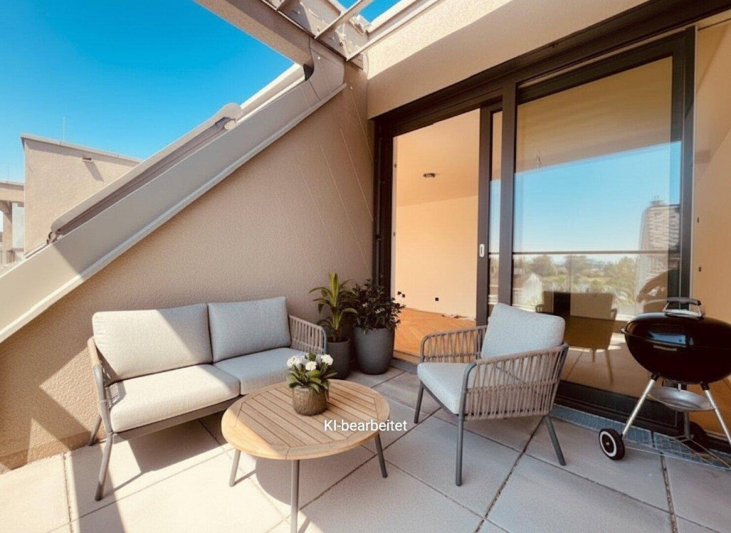 Heller Balkon mit gemütlicher Sitzecke, Grill und direktem Zugang zu einem Innenraum.
