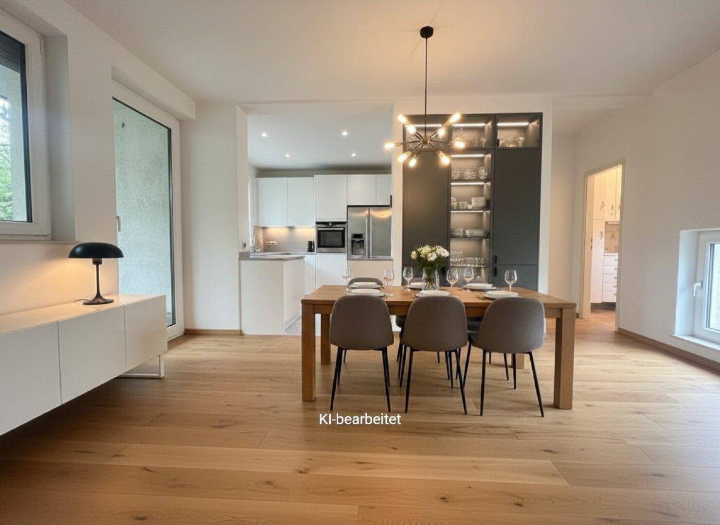 Eleganter Essbereich mit Holzboden und offener Küche mit integrierter Beleuchtung.