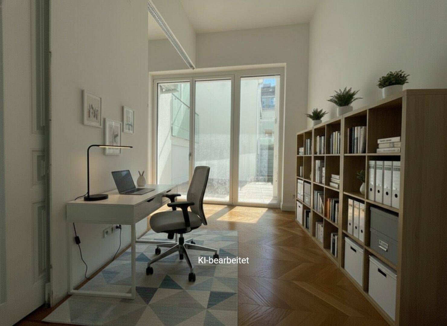 Helles Büro mit modernem Schreibtisch, Bücherregal und großen Glastüren zu einem Außenbereich.