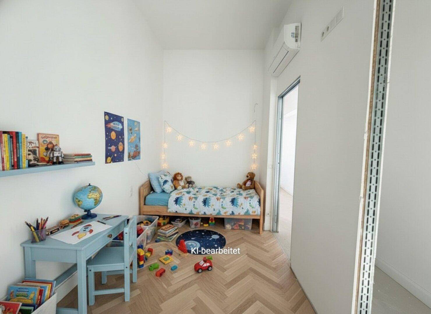 Freundliches Kinderzimmer mit Holzbett, Schreibtisch, Spielzeug und Fischgrätparkett.
