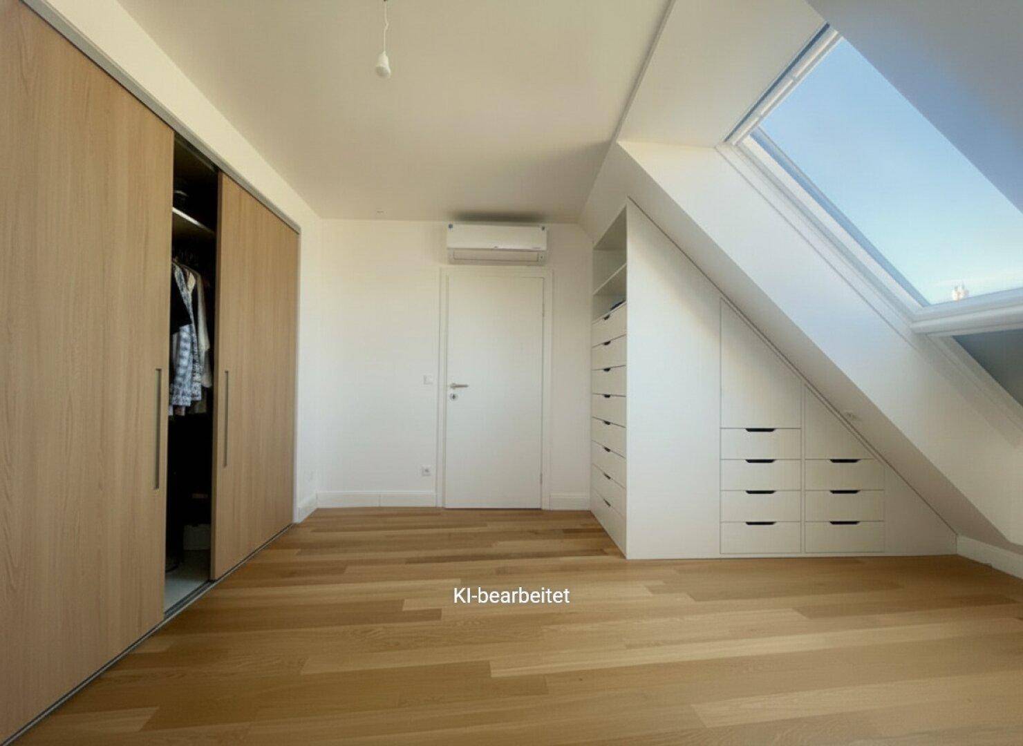 Schlafzimmer im Dachgeschoss mit maßgefertigten Einbauschränken, Kommode und Holzboden.