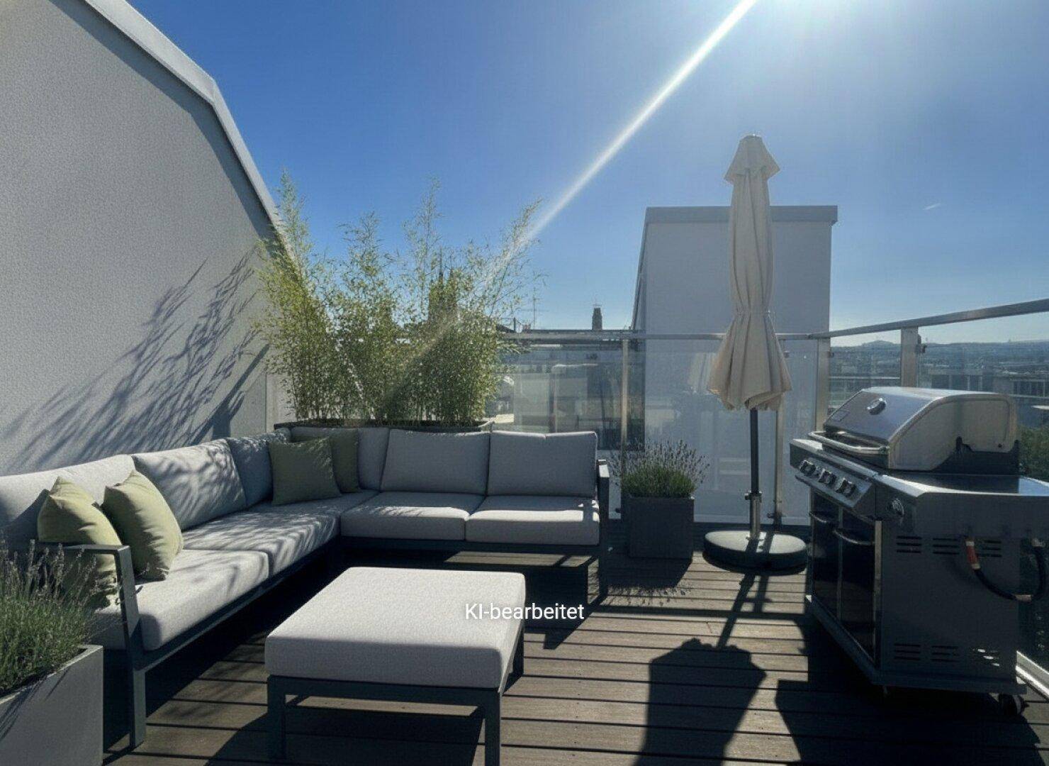Sonniger Dachgarten mit Loungemöbeln, Sonnenschirm und Grill, ideal für Entspannung und Unterhaltung.