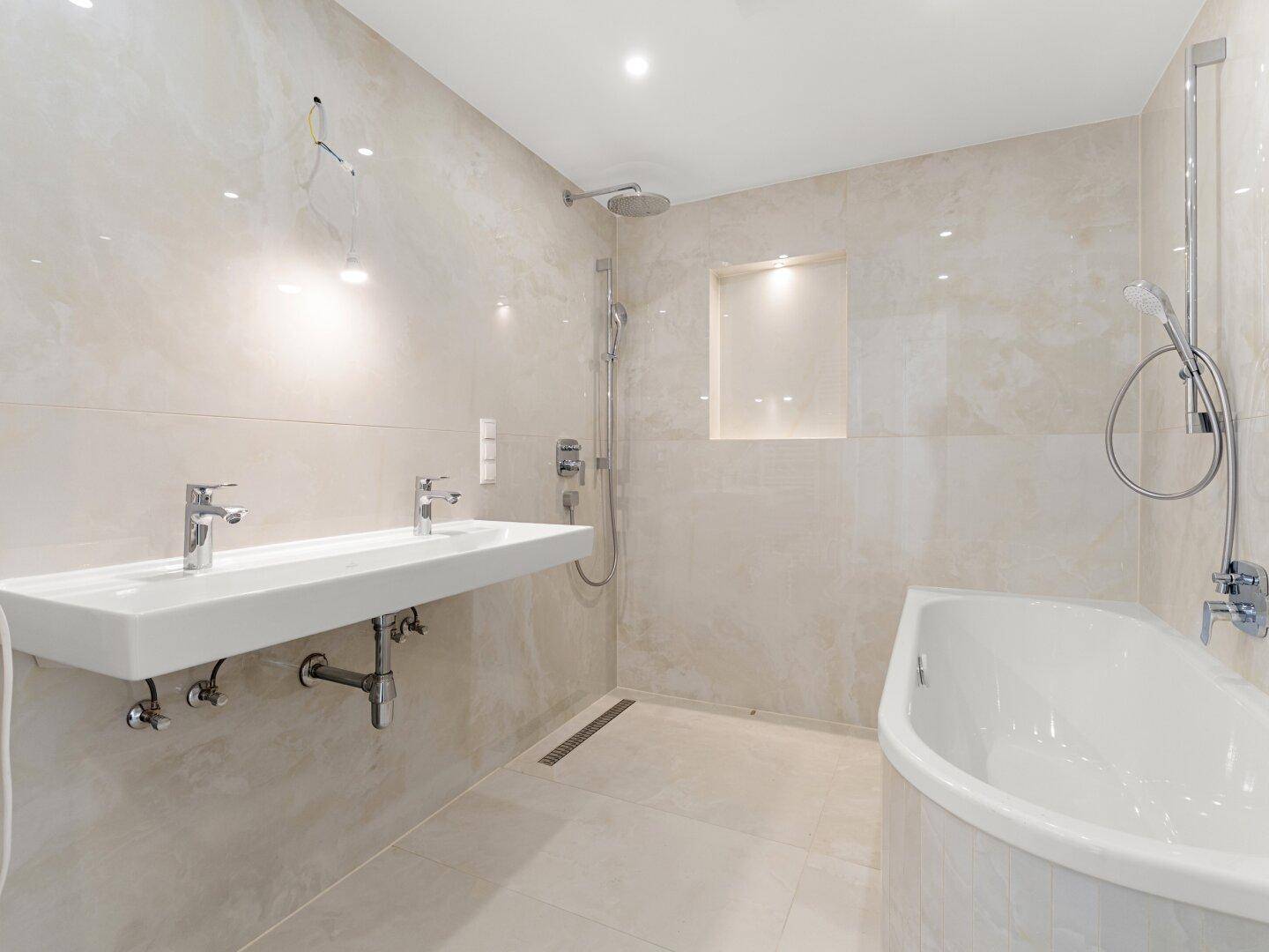 Modernes Badezimmer mit Doppelwaschbecken, Badewanne und ebenerdiger Dusche.