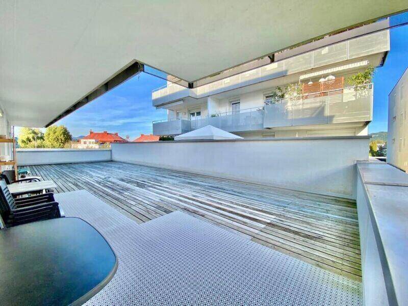 Weitläufige Terrasse mit viel Platz für Outdoor-Möbel und einem weiten Blick in die Umgebung.