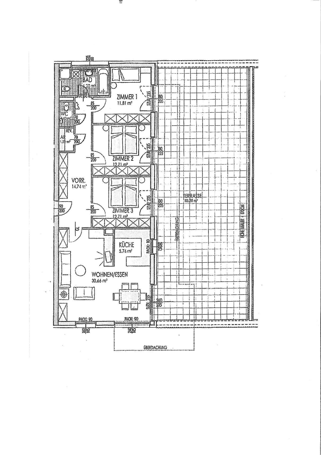 Grundrissplan mit drei Zimmern, Bad, Küche und einer großzügigen Terrasse.
