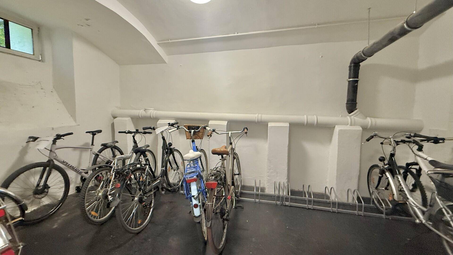 Geräumiger Fahrradraum im Untergeschoss mit Abstellmöglichkeiten für mehrere Fahrräder.