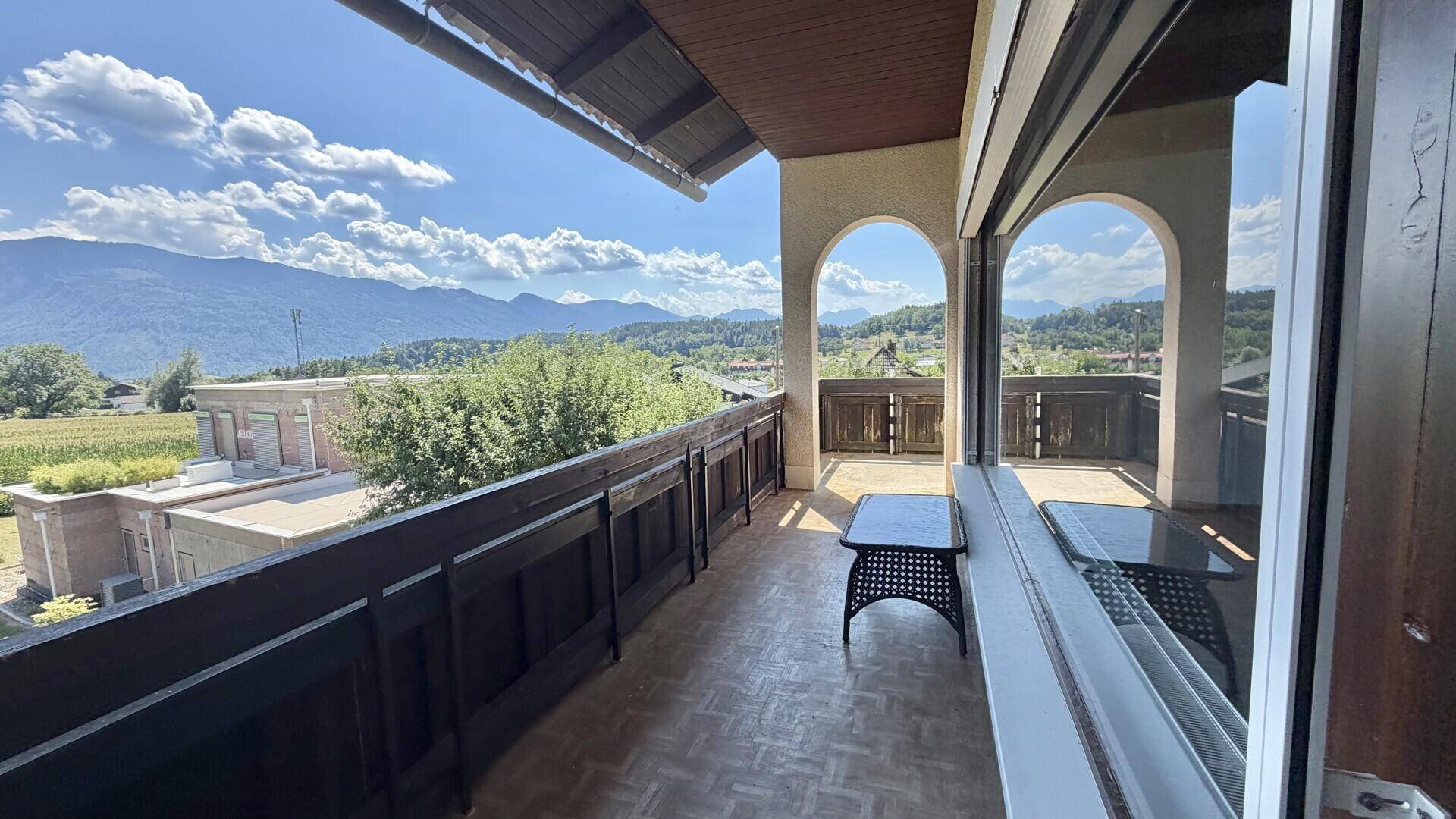 Großer Balkon mit weitem Blick auf die Berge und die umliegende Landschaft.