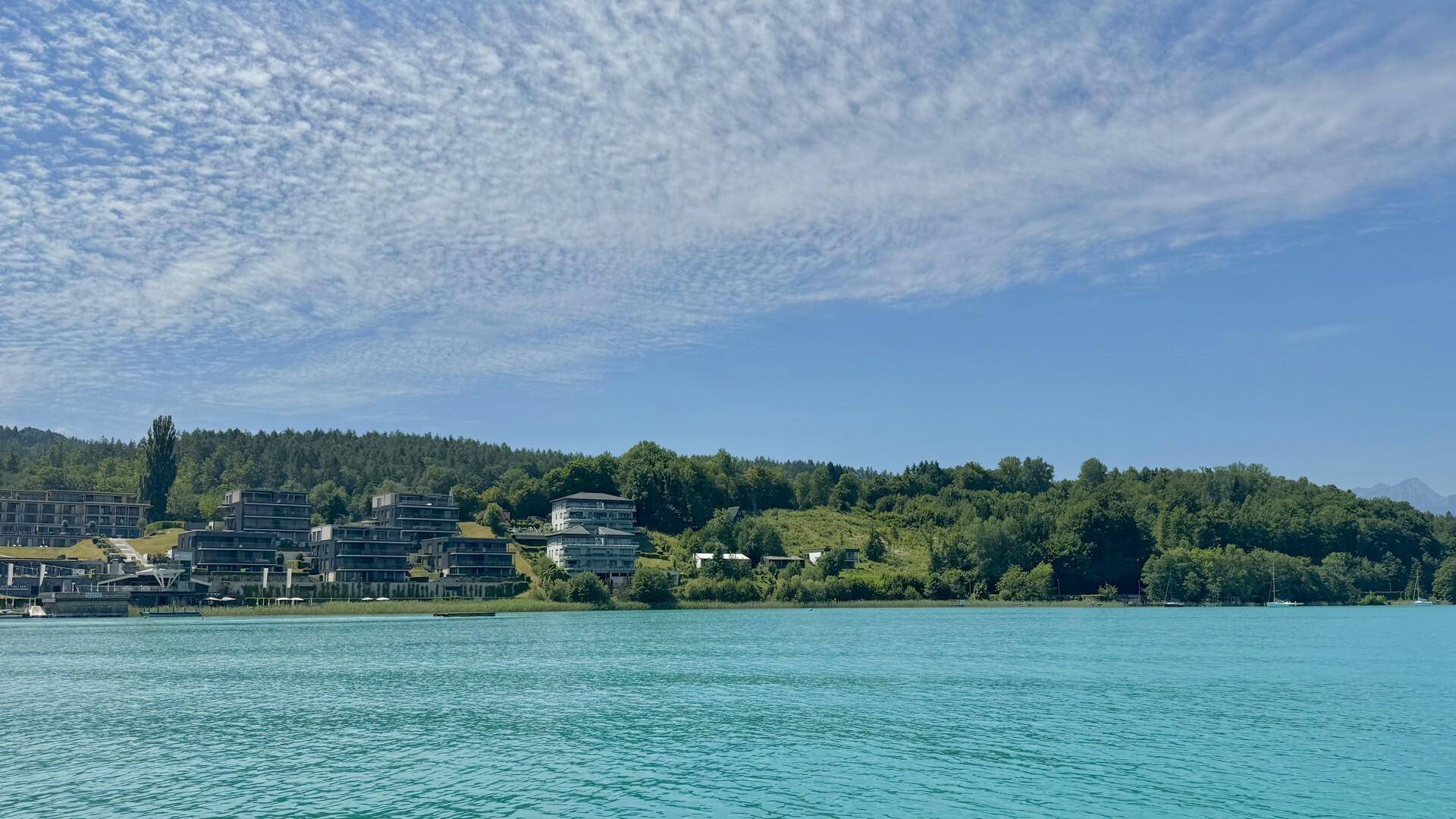 Panoramablick auf die moderne Architektur am Seeufer, eingebettet in die natürliche Landschaft.