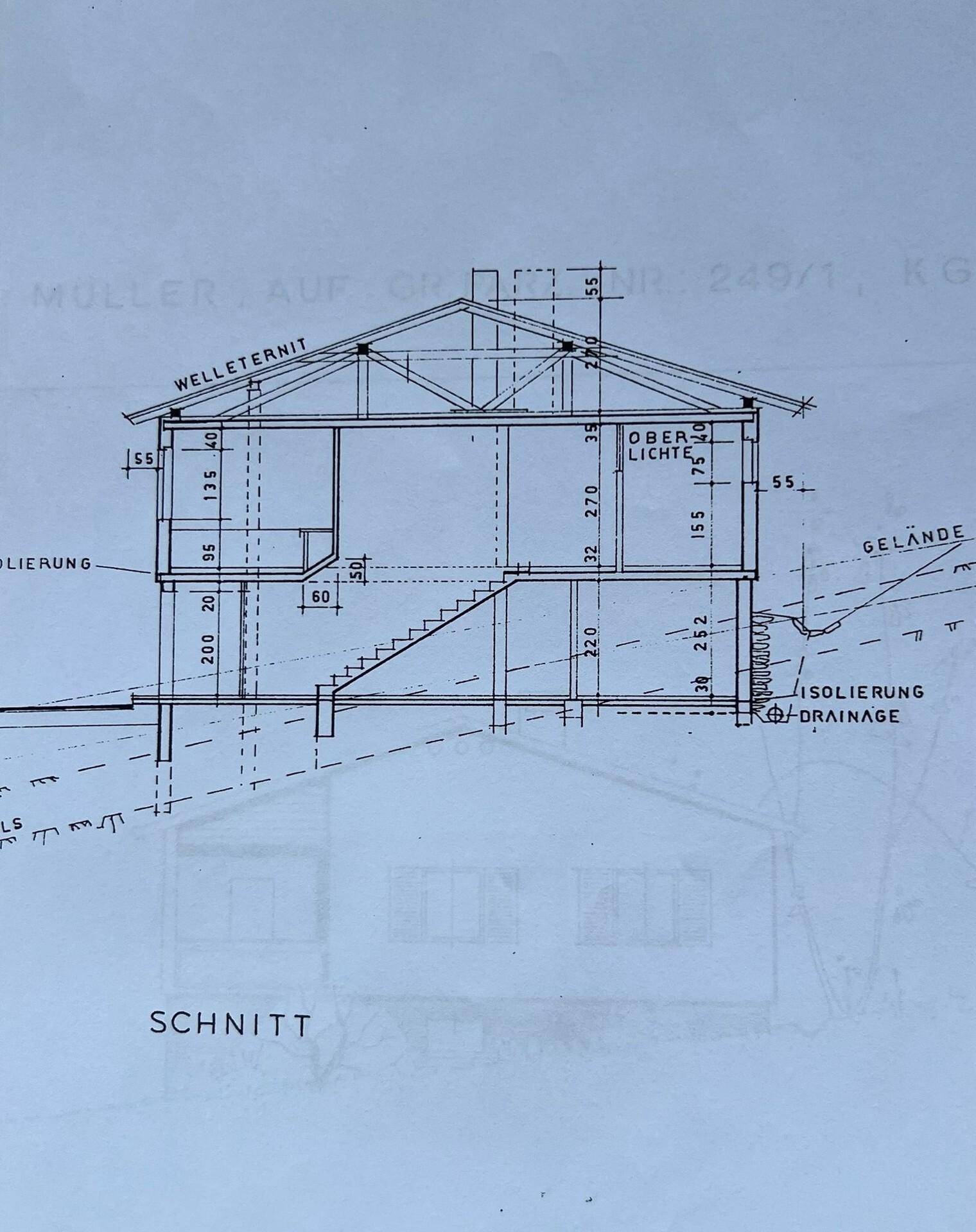Schnittzeichnung des Hauses zeigt die interne Struktur und Dachkonstruktion.
