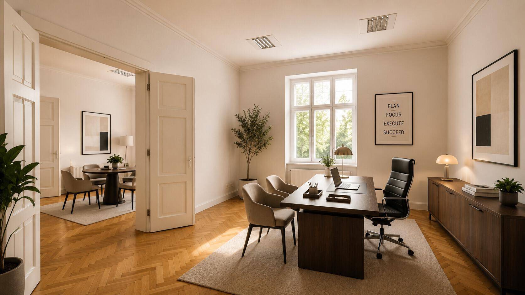 Modernes Büro mit Holzboden und Zugang zu einem weiteren Raum, ideal für Besprechungen oder als Wartebereich.