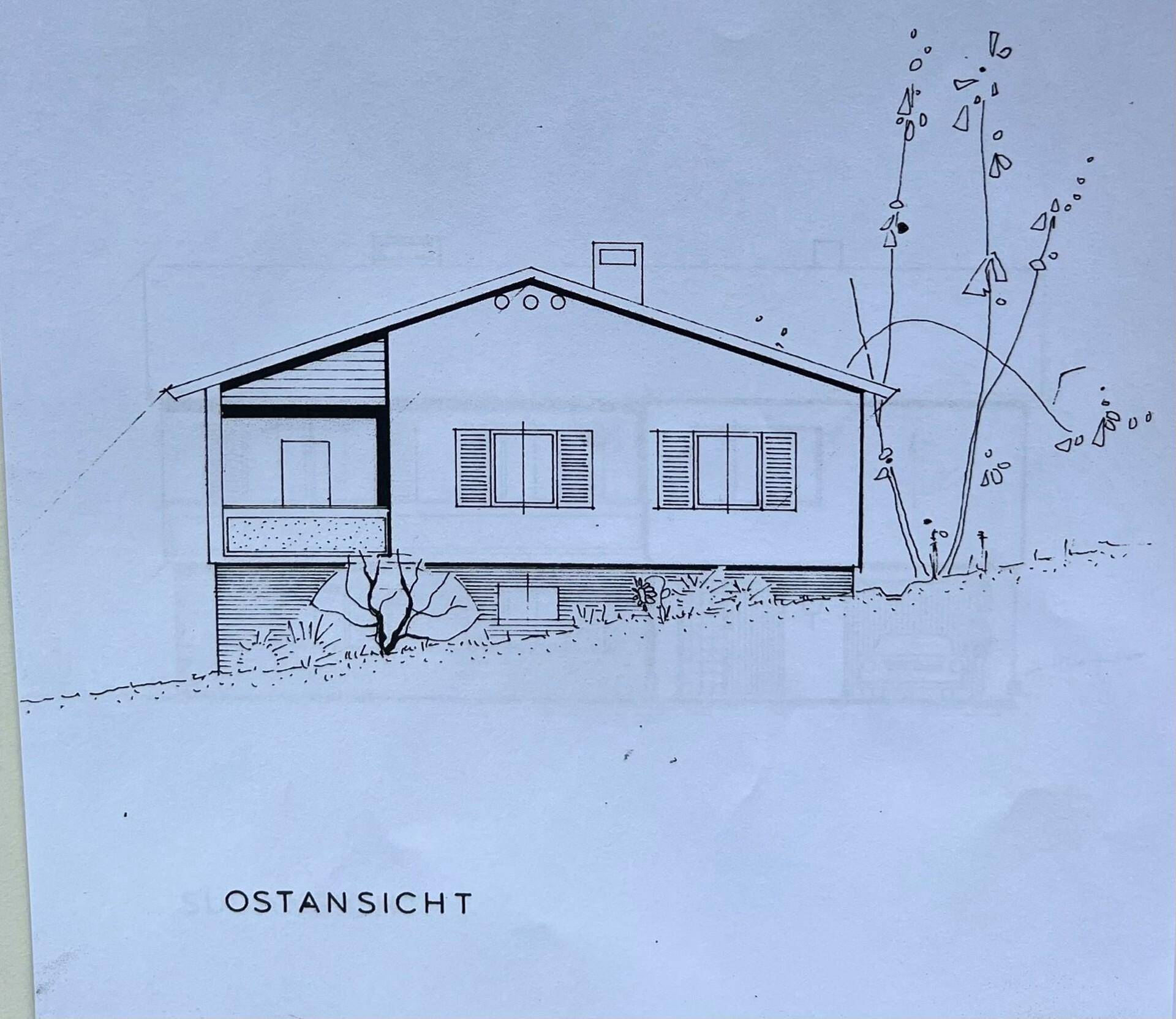 Ostansicht des Hauses als architektonische Zeichnung mit Fenstern und Balkon.