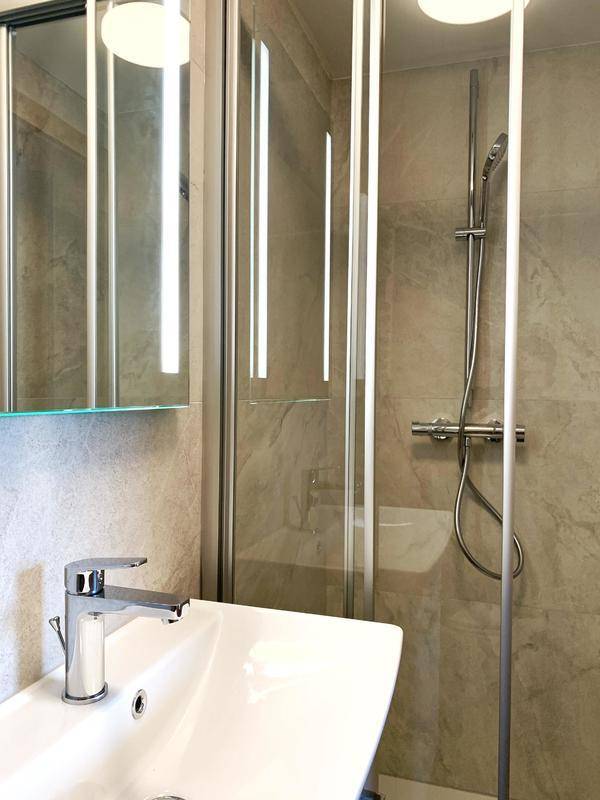 Dusche_LED_Spiegel_Waschbecken