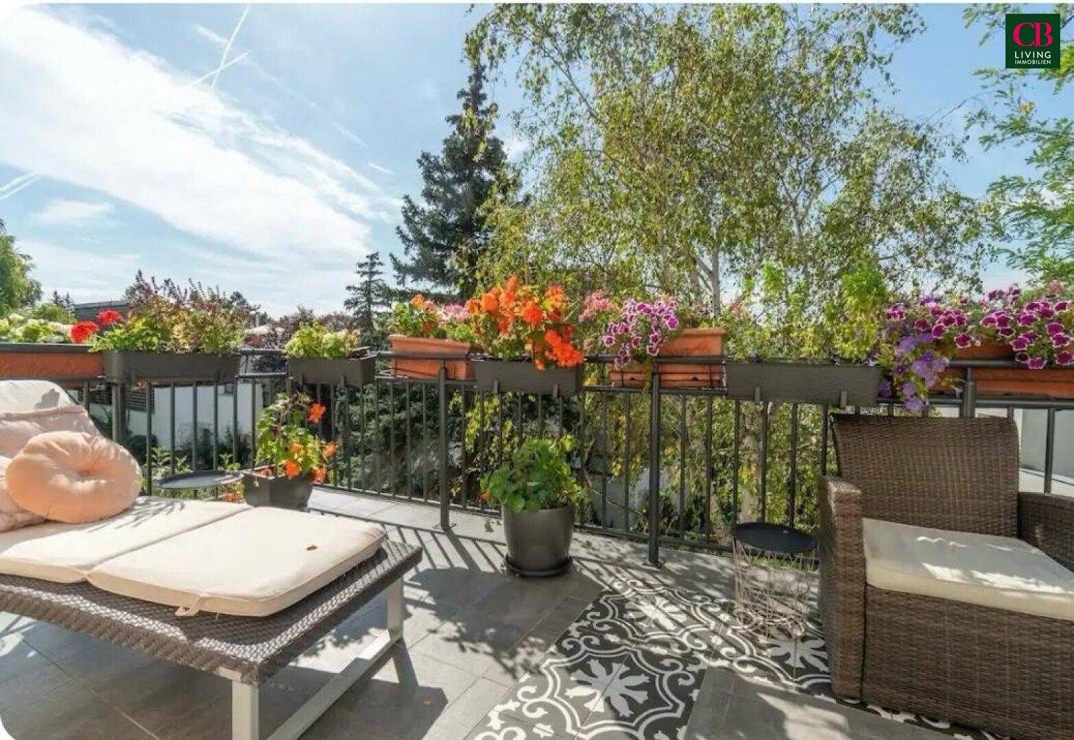 Sonniger Balkon mit dekorativen Fliesen, Blumenkästen und bequemen Gartenmöbeln.