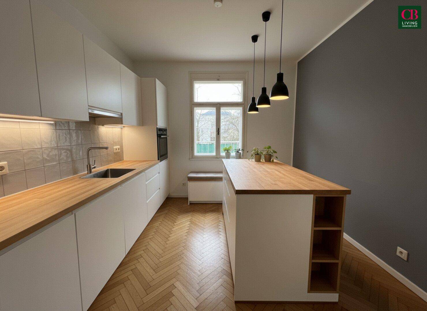 Moderne Küche mit weißen Fronten, Holz-Arbeitsplatten und Kücheninsel.