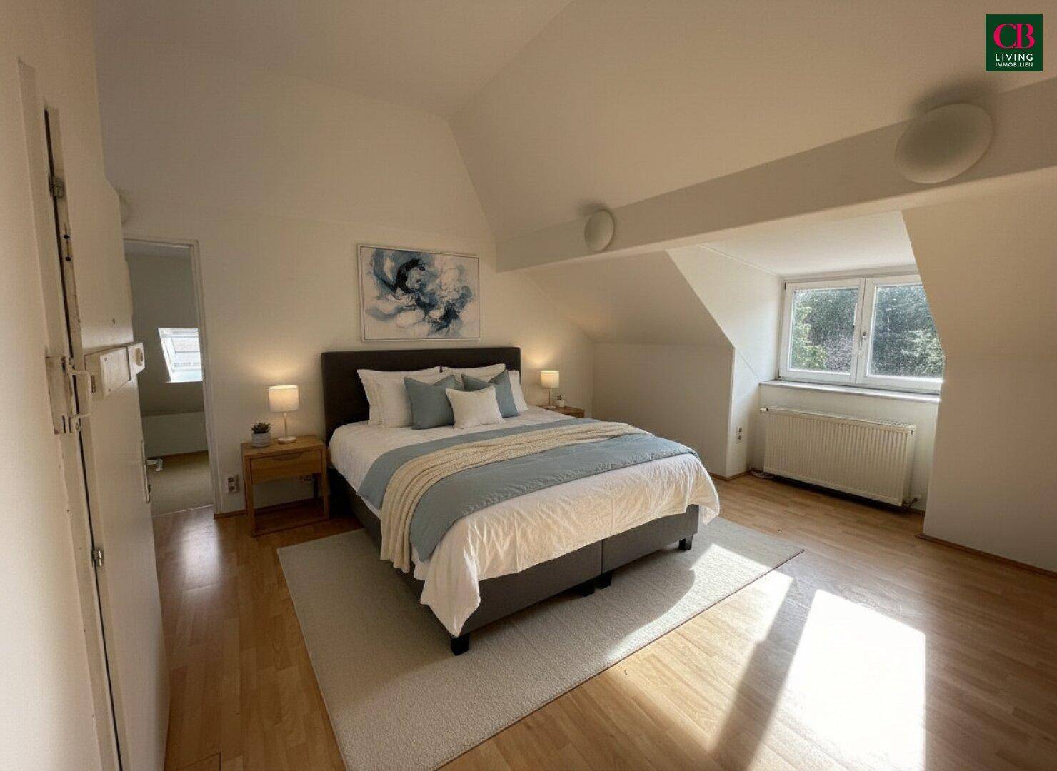 Gemütliches Schlafzimmer im Dachgeschoss mit Doppelbett, Teppich und Dachschräge.