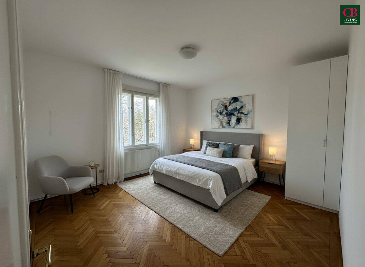 Helles Schlafzimmer mit Doppelbett, Teppich und Einbauschränken.