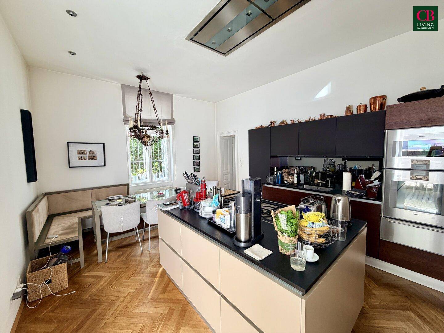 Geräumige Wohnküche mit Kücheninsel, Essbereich und modernen Einbaugeräten, ideal für geselliges Kochen.