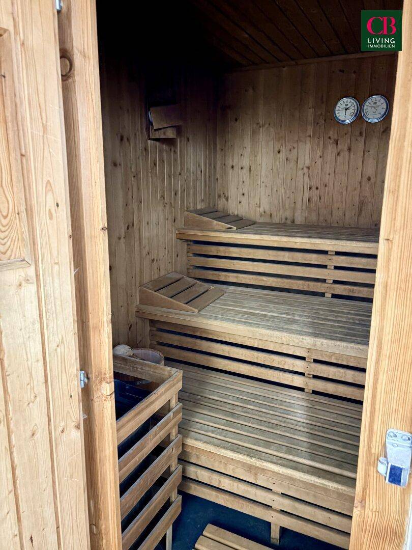Holzvertäfelte Sauna mit mehreren Bänken für Entspannung und Wellness.